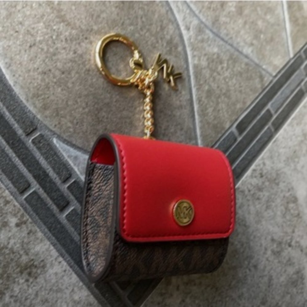 Michael Kors Jet Set Travel AirPod Case - Picture 2 of 16